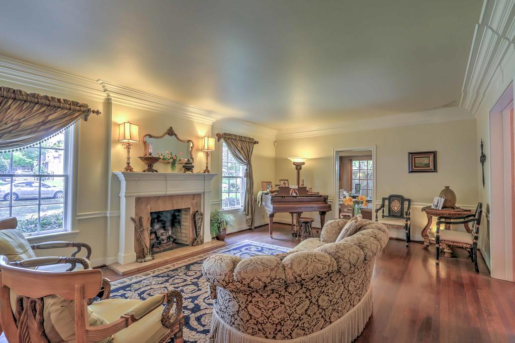 Stately Dallas Home With Pool, Patio & Entertainment! - thumb 2