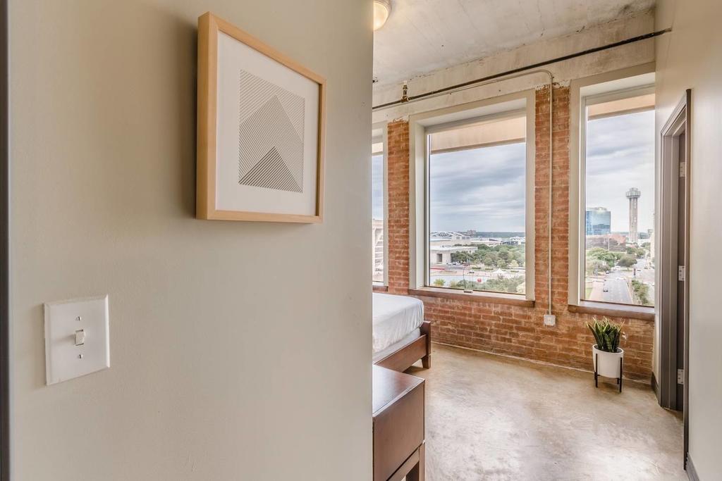 Stunning Bright & Airy Space W/ Amazing Views! - thumb 2