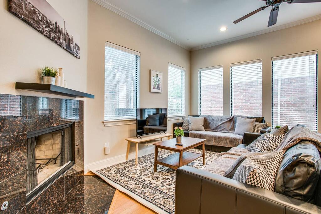 Stunning Oak Lawn Townhouse Close To Everything - thumb 1