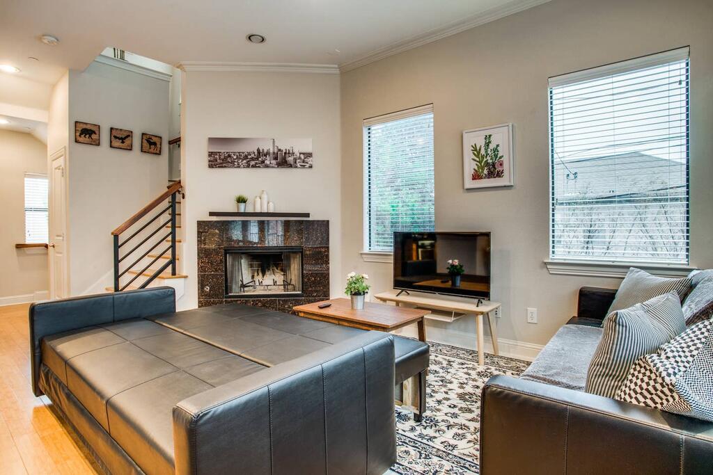 Stunning Oak Lawn Townhouse Close To Everything - thumb 2