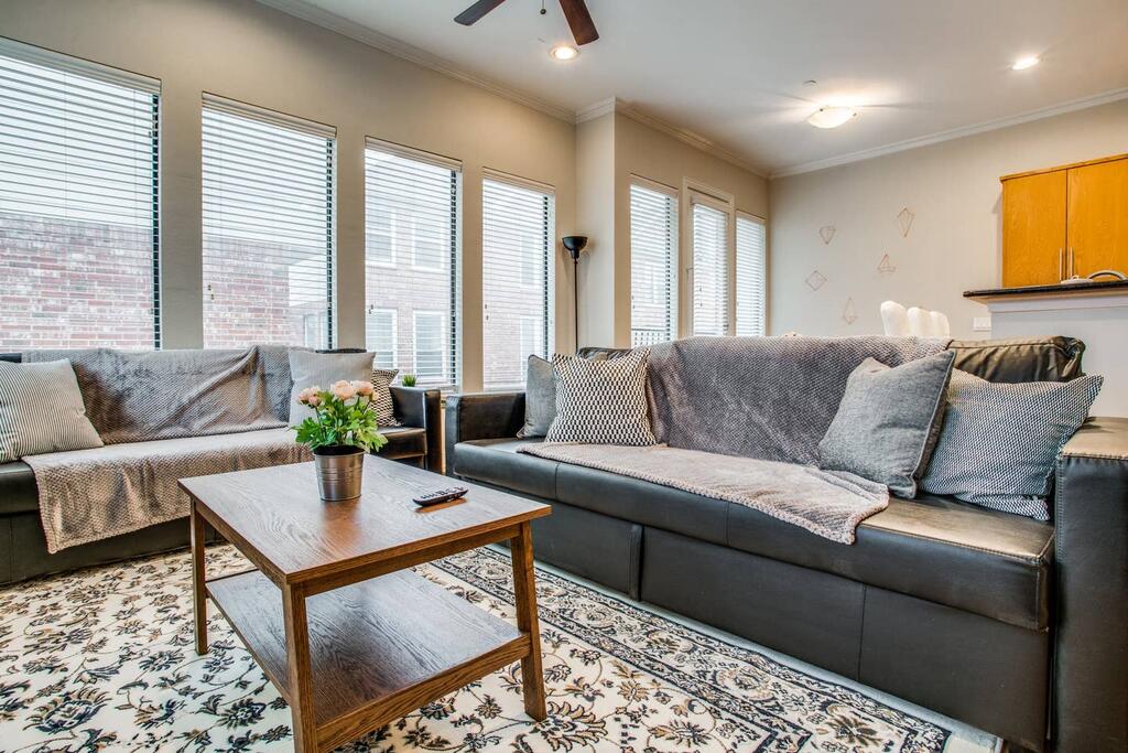 Stunning Oak Lawn Townhouse Close To Everything - thumb 3