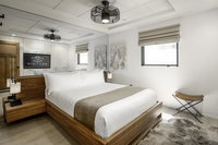 Style and Luxury One Block Off Main - Double Queen Suite Accommodation Dallas