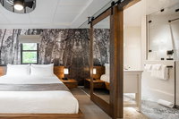 Style and Luxury One Block Off Main - King Suite Accommodation Dallas