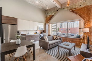 Stylish & Walkable 2 BDRM In Heart Of Downtown!