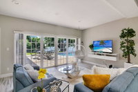 Tropical Lake House with Fishing - Minutes to beach Accommodation Dallas