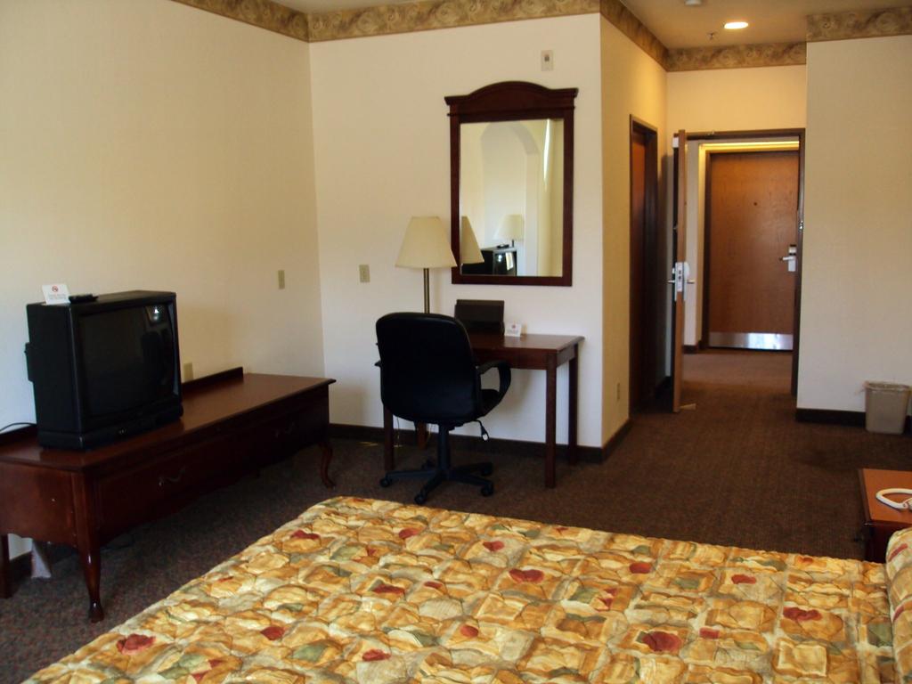 Tropicana Inn And Suites - thumb 3