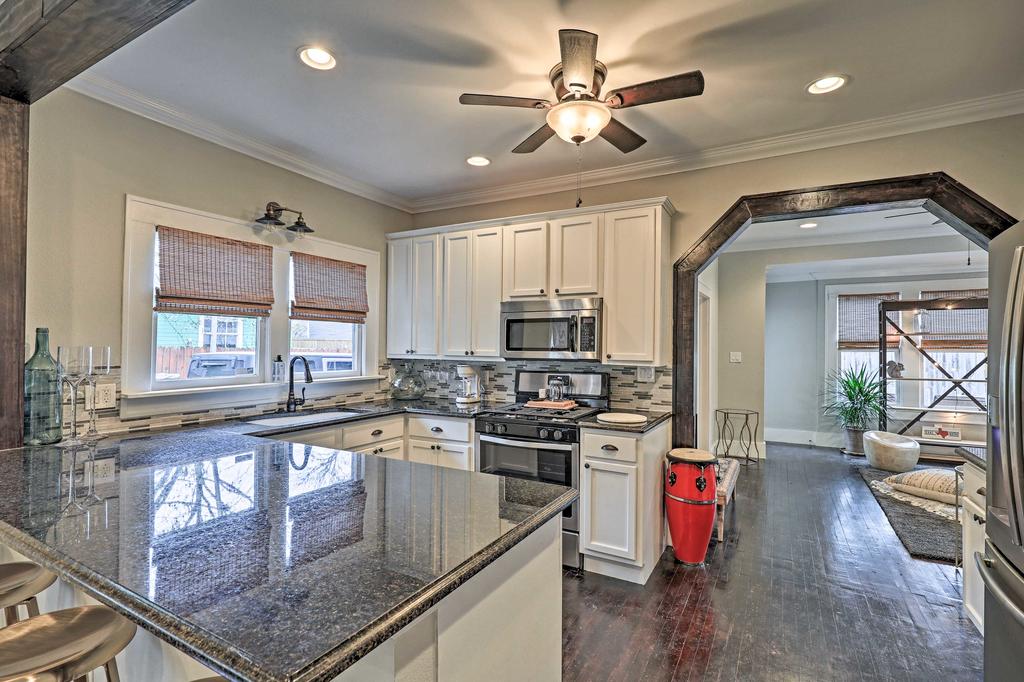 Updated Dallas Escape With Porch About 5 Mi To Downtown! - thumb 1