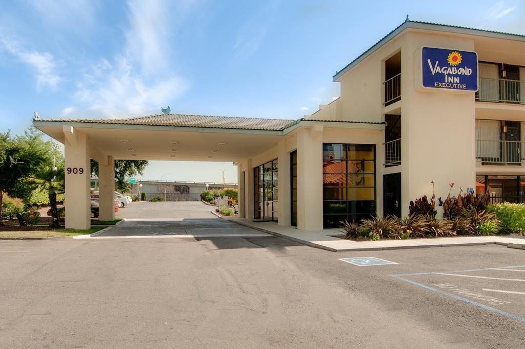 Vagabond Inn Executive Old Town - thumb 1