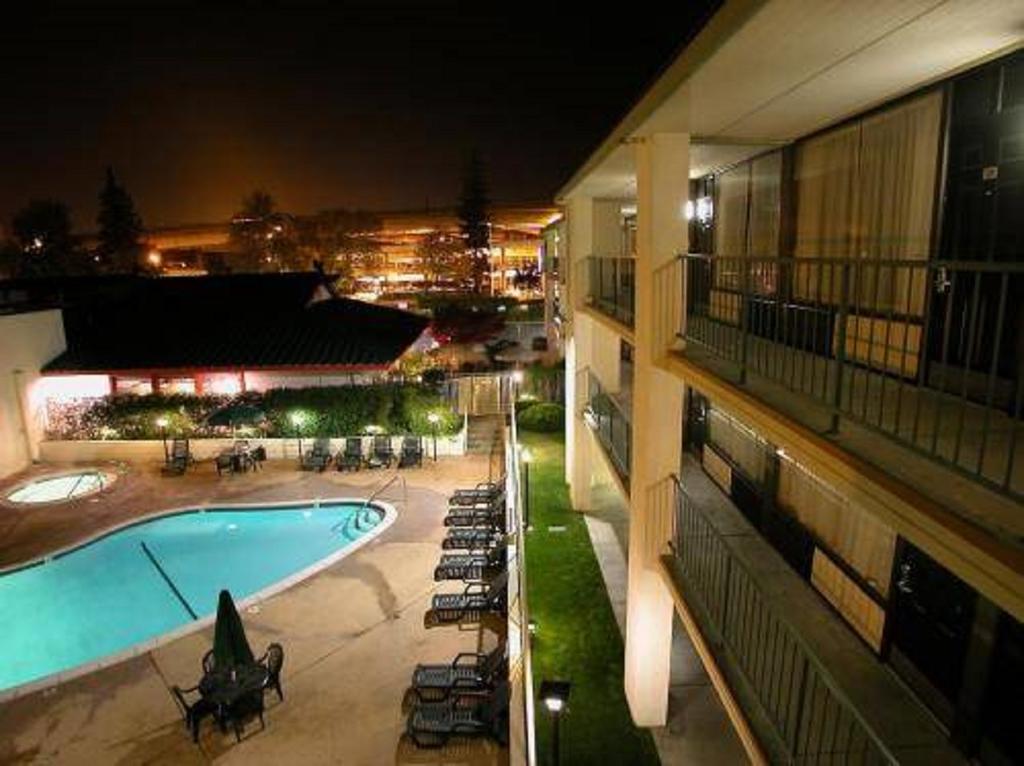 Vagabond Inn Executive Old Town - thumb 3