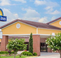 Days Inn by Wyndham Lake Village - Accommodation Dallas
