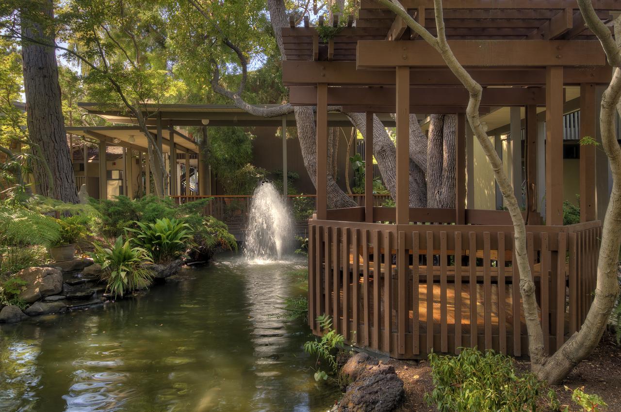 Dinah's Garden Hotel - thumb 12
