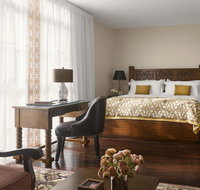 Plaza la Reina - Accommodation Dallas