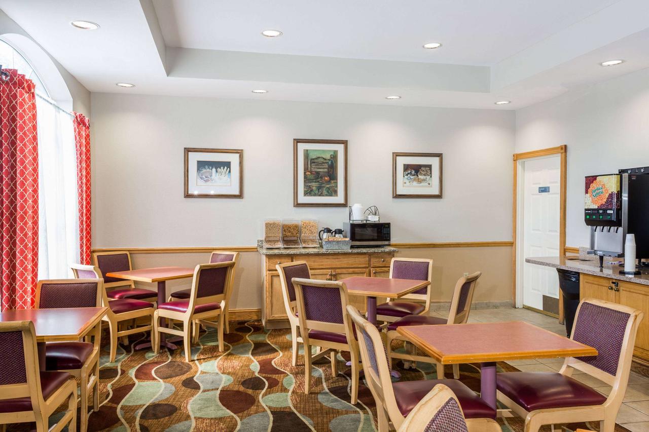 Baymont By Wyndham Fort Myers Airport - thumb 37
