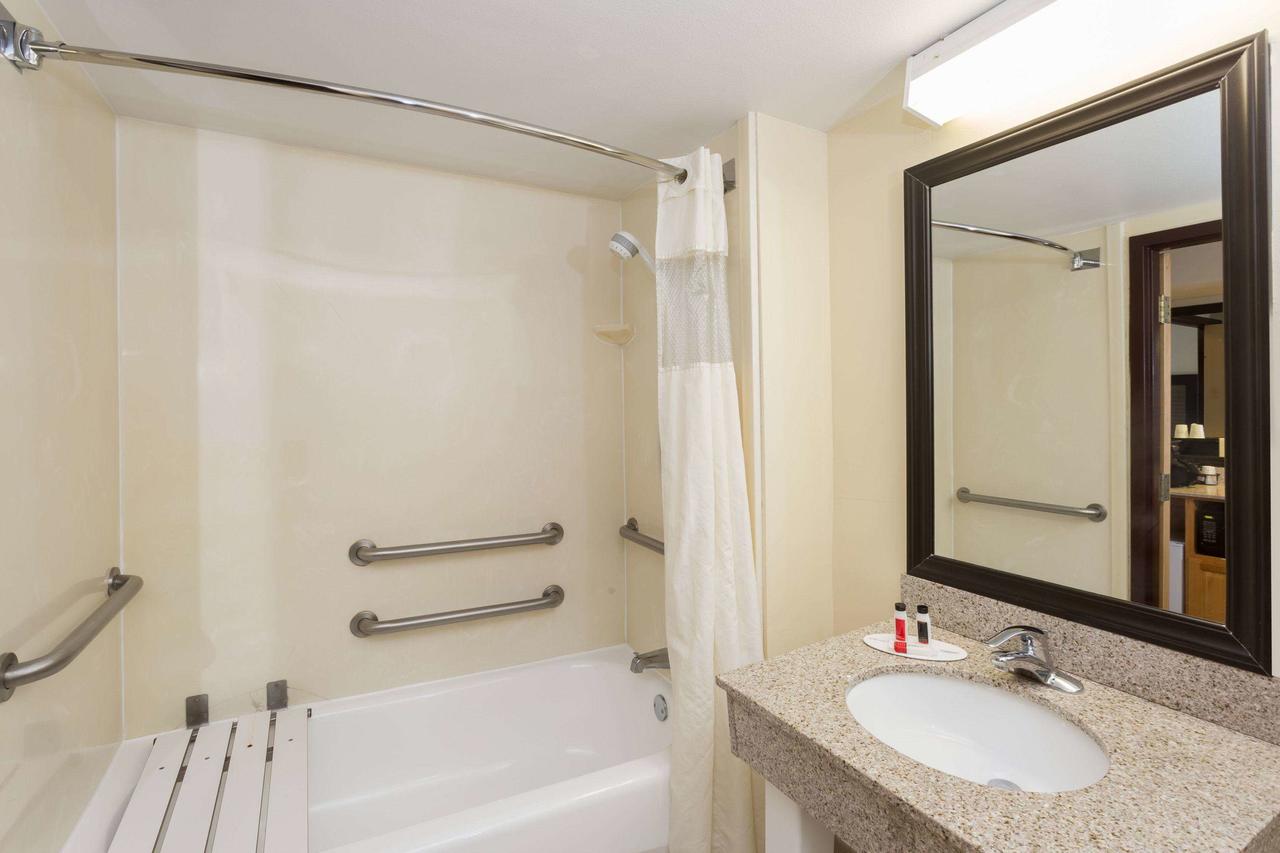 Baymont By Wyndham Fort Myers Airport - thumb 36