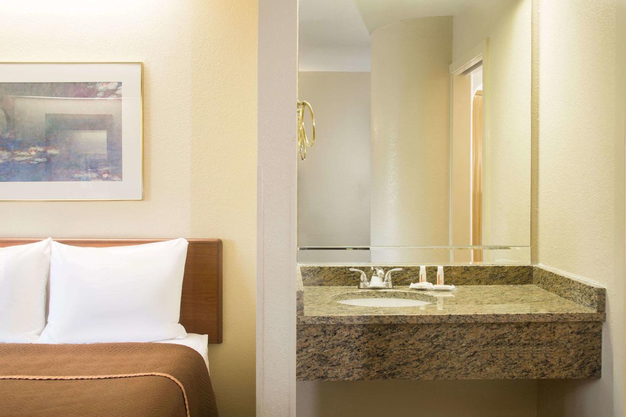 Travelodge By Wyndham Fort Myers Airport - thumb 9