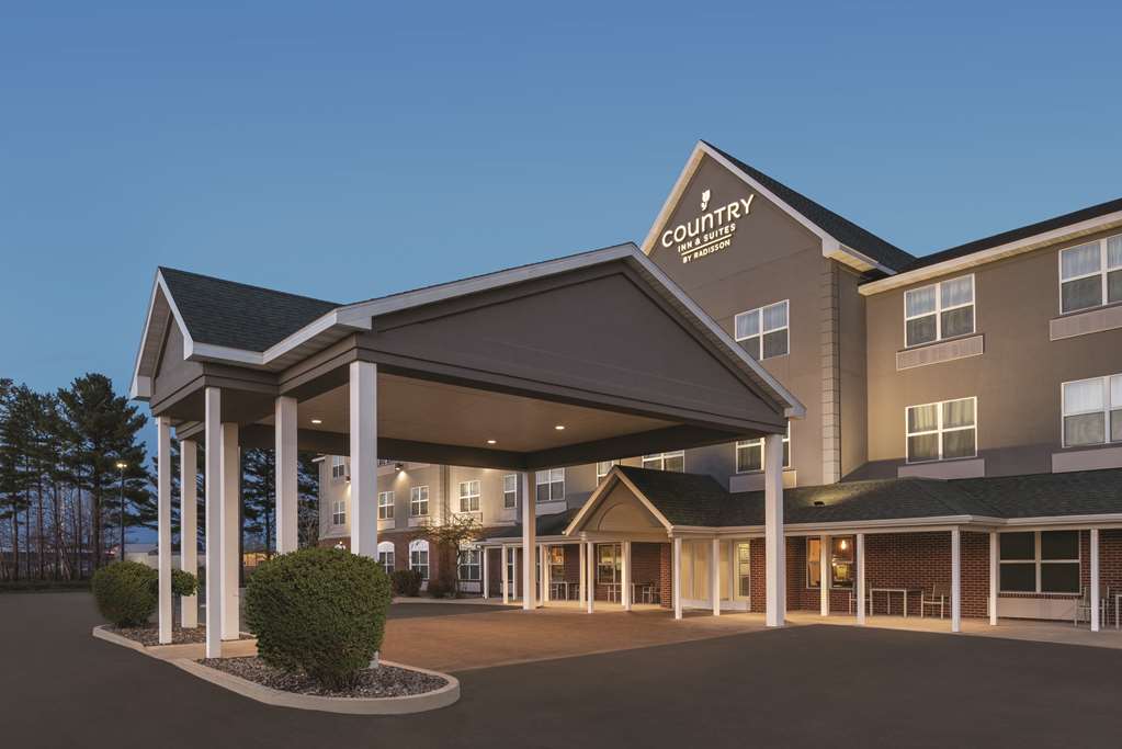 Country Inn & Suites Marinette - thumb 0