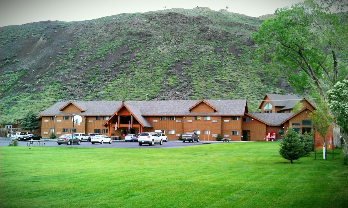 Yellowstone Village Inn - thumb 0
