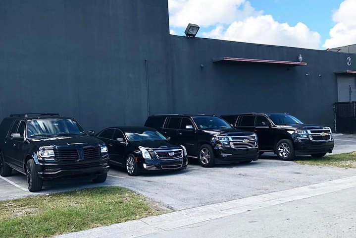 Pittsburgh Airport Round Trip Chauffeur Driven Transport - thumb 1